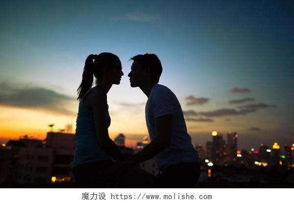 浪漫的情侣接吻在城市幸福婚姻情侣幸福情侣幸福的人